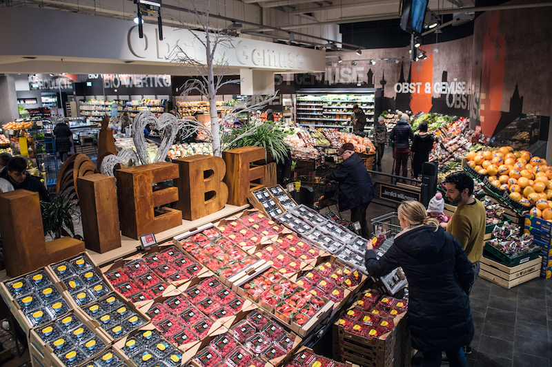 EDEKA Handelsrundschau: Beerenpräsentation in unserem Markt in Marsdorf